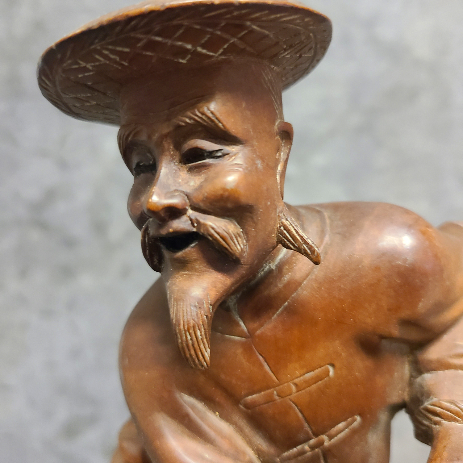 24d Geschn. Holzfigur Asiate.