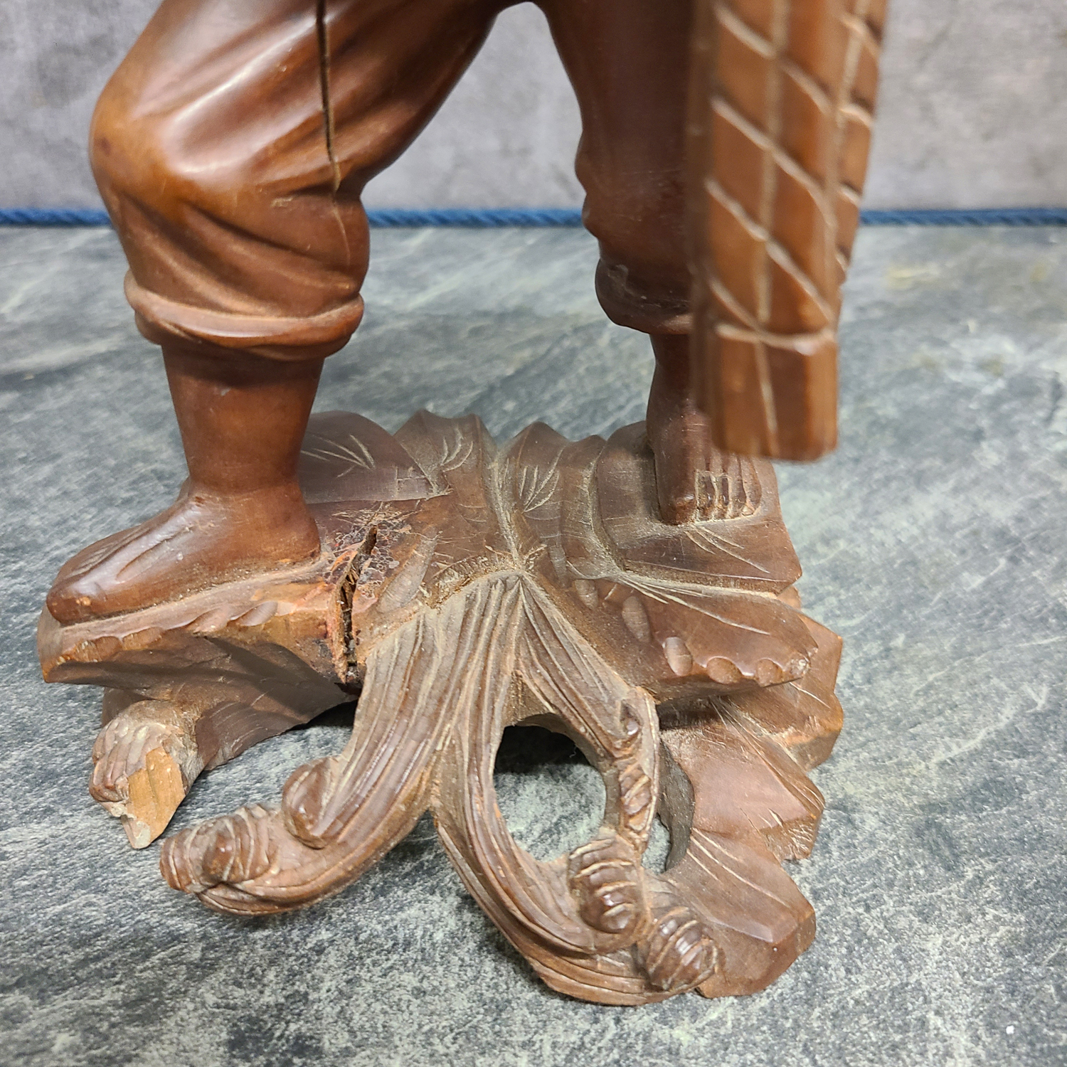 24e Geschn. Holzfigur Asiate.